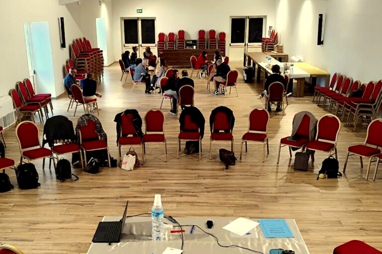 Aula di formazione con le sedie disposte in cerchio